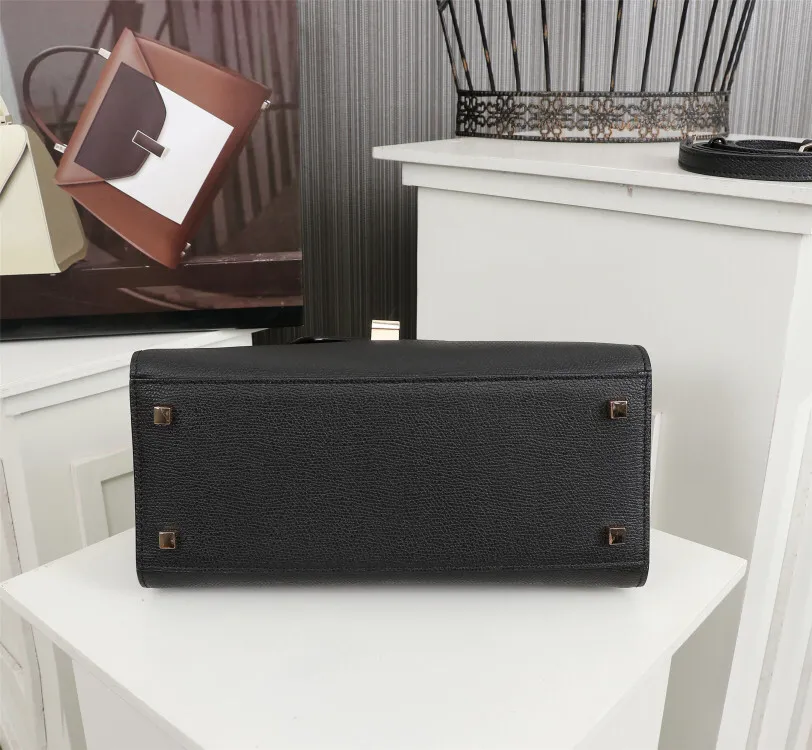 In stock👉Original medium size black👉Valextra Valextra Iside, known as Italian Hermès, is one of the most representative designs of Valextra. There is no obvious logo, but the simple collective line design is very recognizable, full of architectural art, and shows a capable and intellectual style. It is made of imported palm-print lining cowhide, with up to five stitches of handwork, and the shiny oil edges test the skill of the craftsman. Medium size: 26cm【6627#】